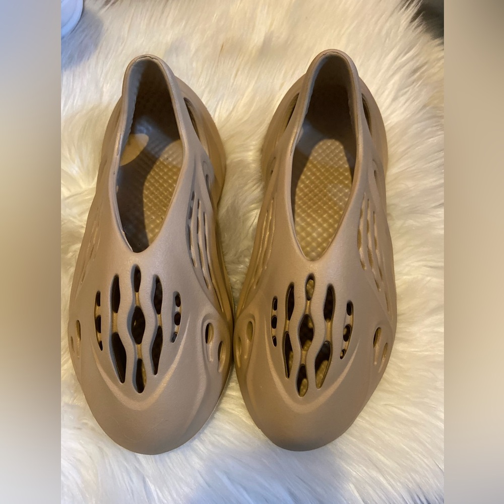 Adidas yeezy foam women’s size 6